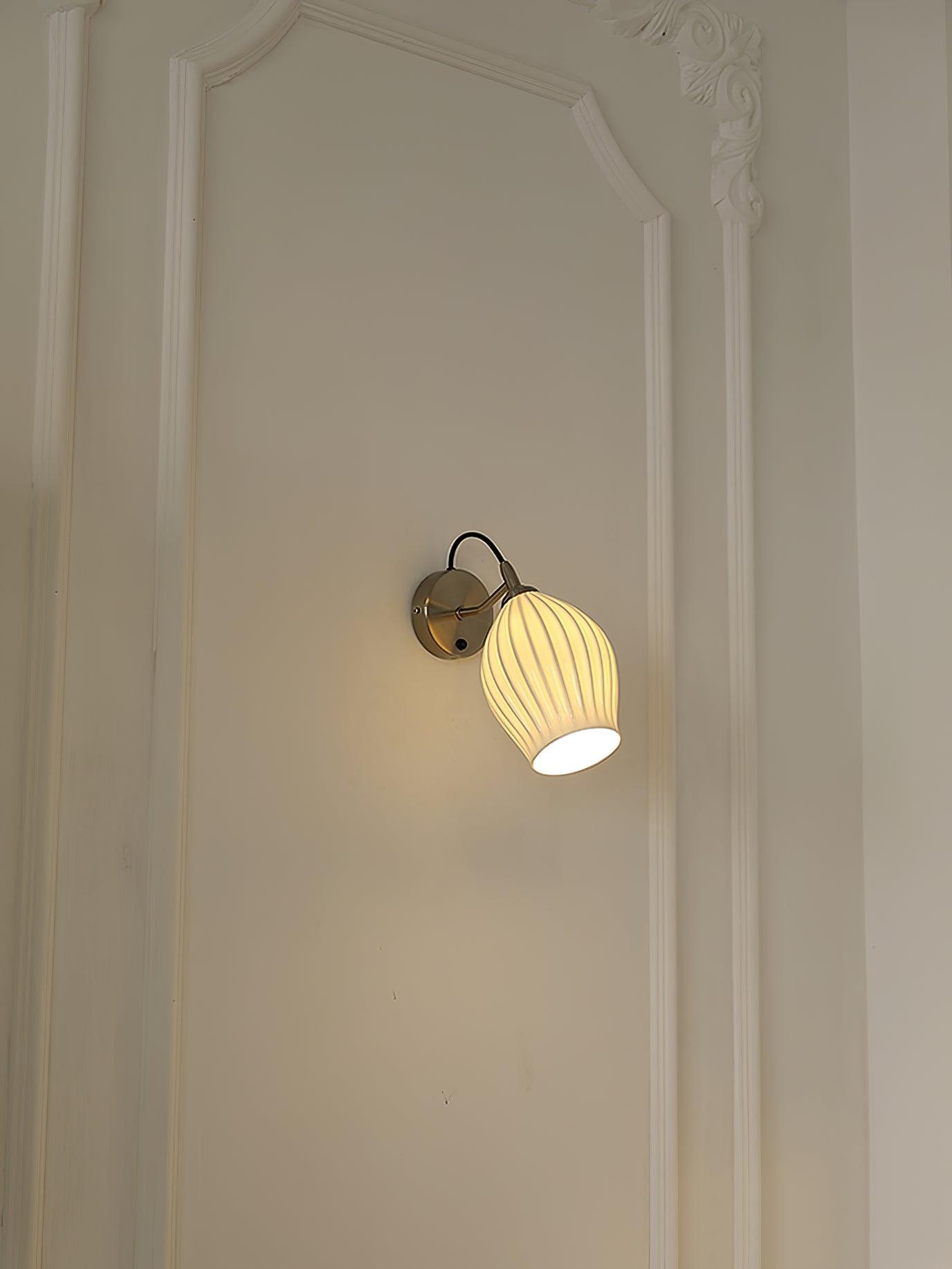Crèmekleurige keramische geribbelde wandlamp HL498