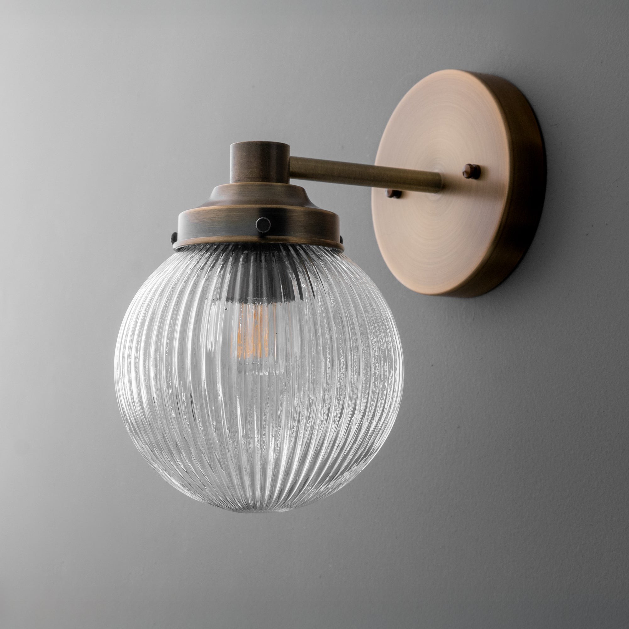 Glorica glazen wandlamp van verouderd messing - geribbelde glazen kap industriële stijl verlichting HL1772