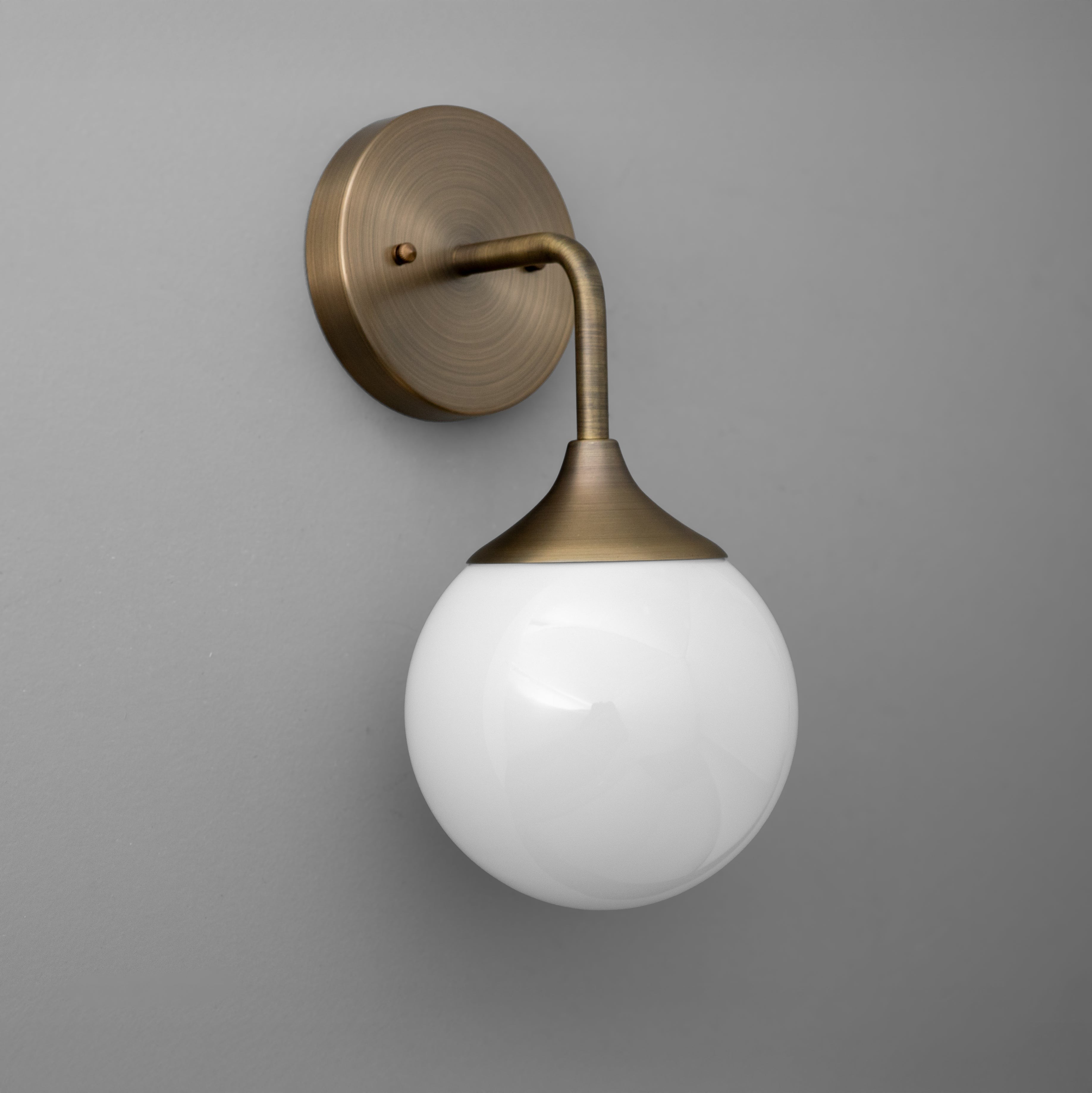 Glorica Glazen Wandlamp - Gematteerde Bolvormige Lamp met Messing Armatuur HL1757