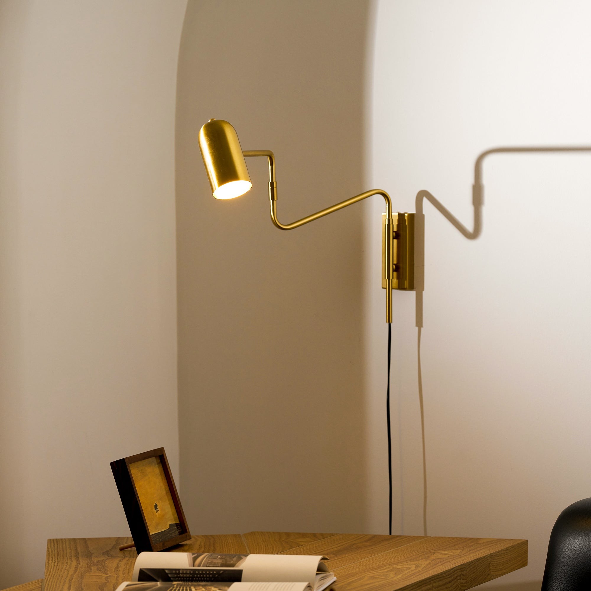 Verstelbare arm wandlamp met stekker HL2924