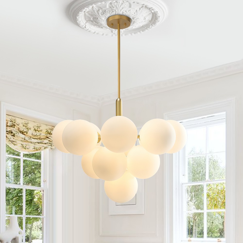Moderne kroonluchter van opaalglas in messing afwerking woonkamer