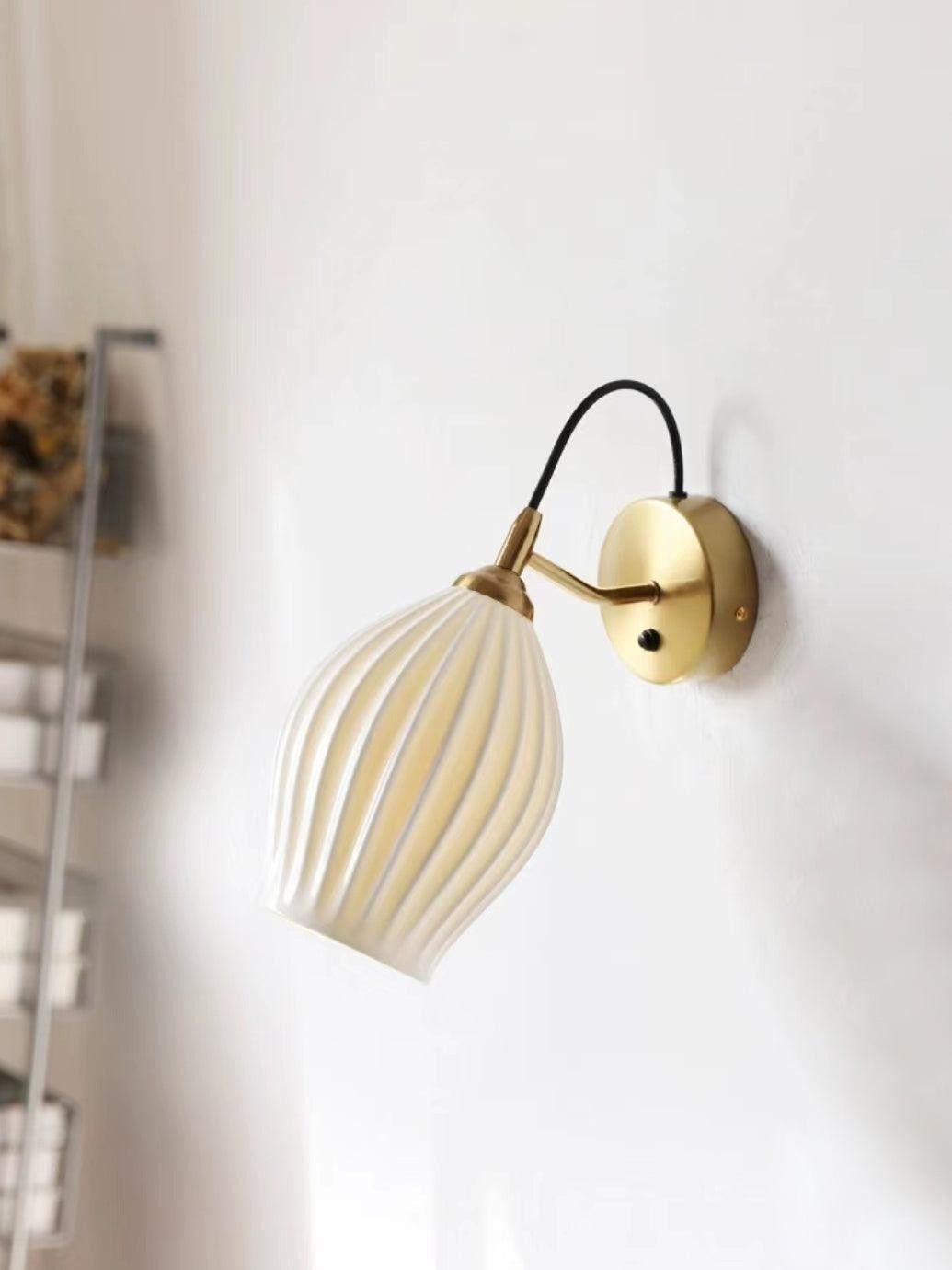 Crèmekleurige keramische geribbelde wandlamp HL498