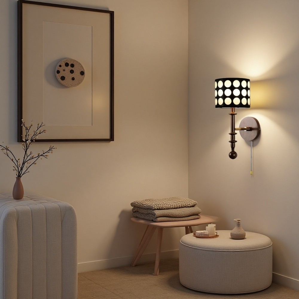 Franse witte stoffen cilindervormige wandlamp met stippen en essenhouten kap HL1118