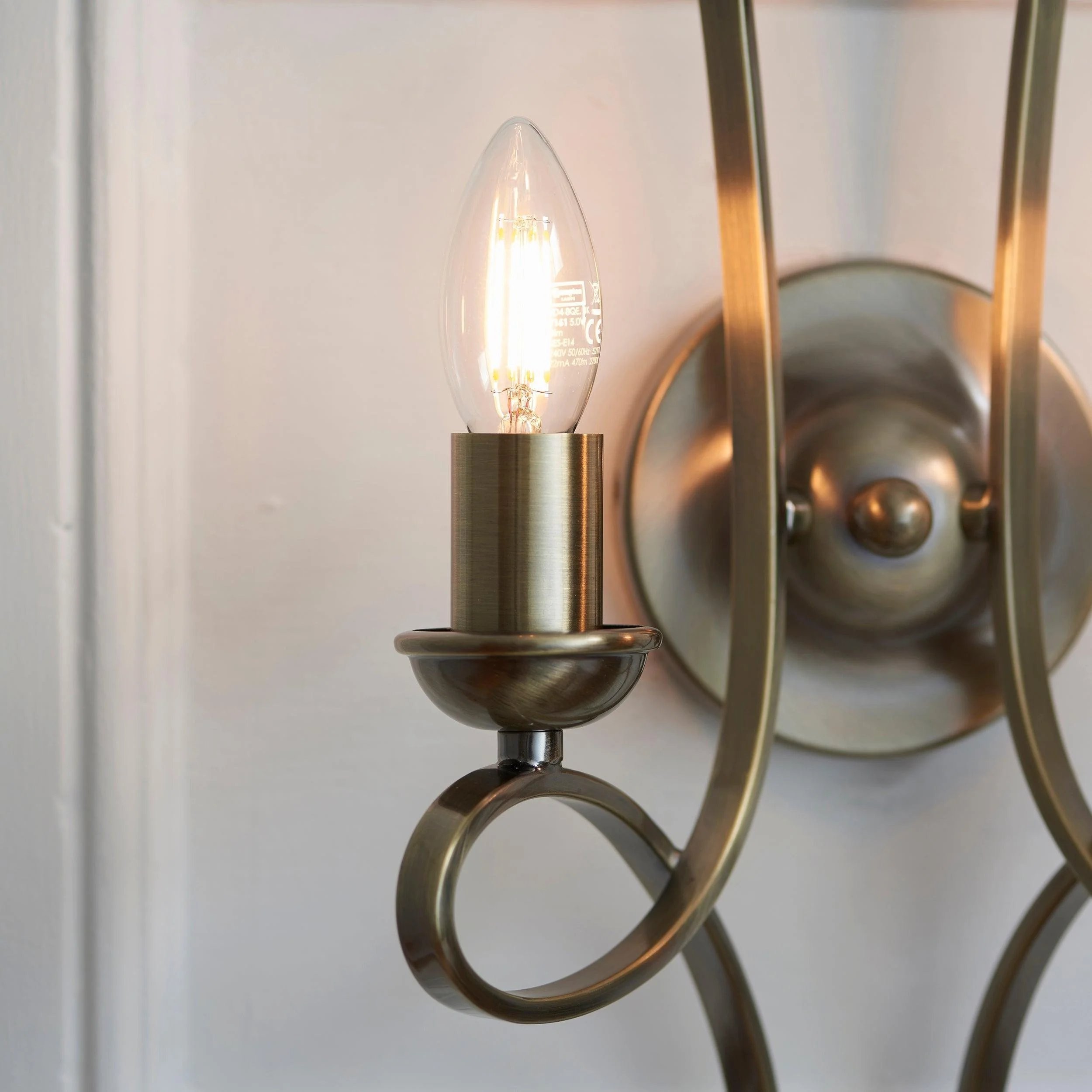 Foline wandlamp van geborsteld messing - Tijdloze wandlamp voor woonkamers en hallen HL2213