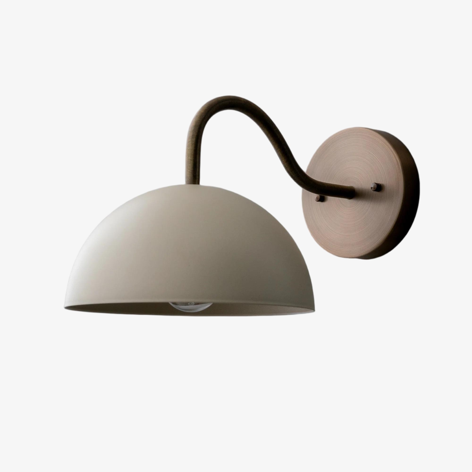 Curva Metalen Industriële Wandlamp - Gebogen Messing Arm - Gehamerde Koepellamp HL1770