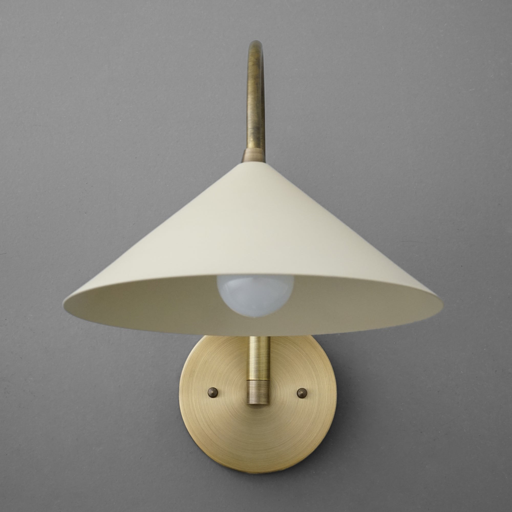 Curva Metalen Vintage Wandlamp - Elegante Kegelvormige Kap voor Slaapkamers HL1756