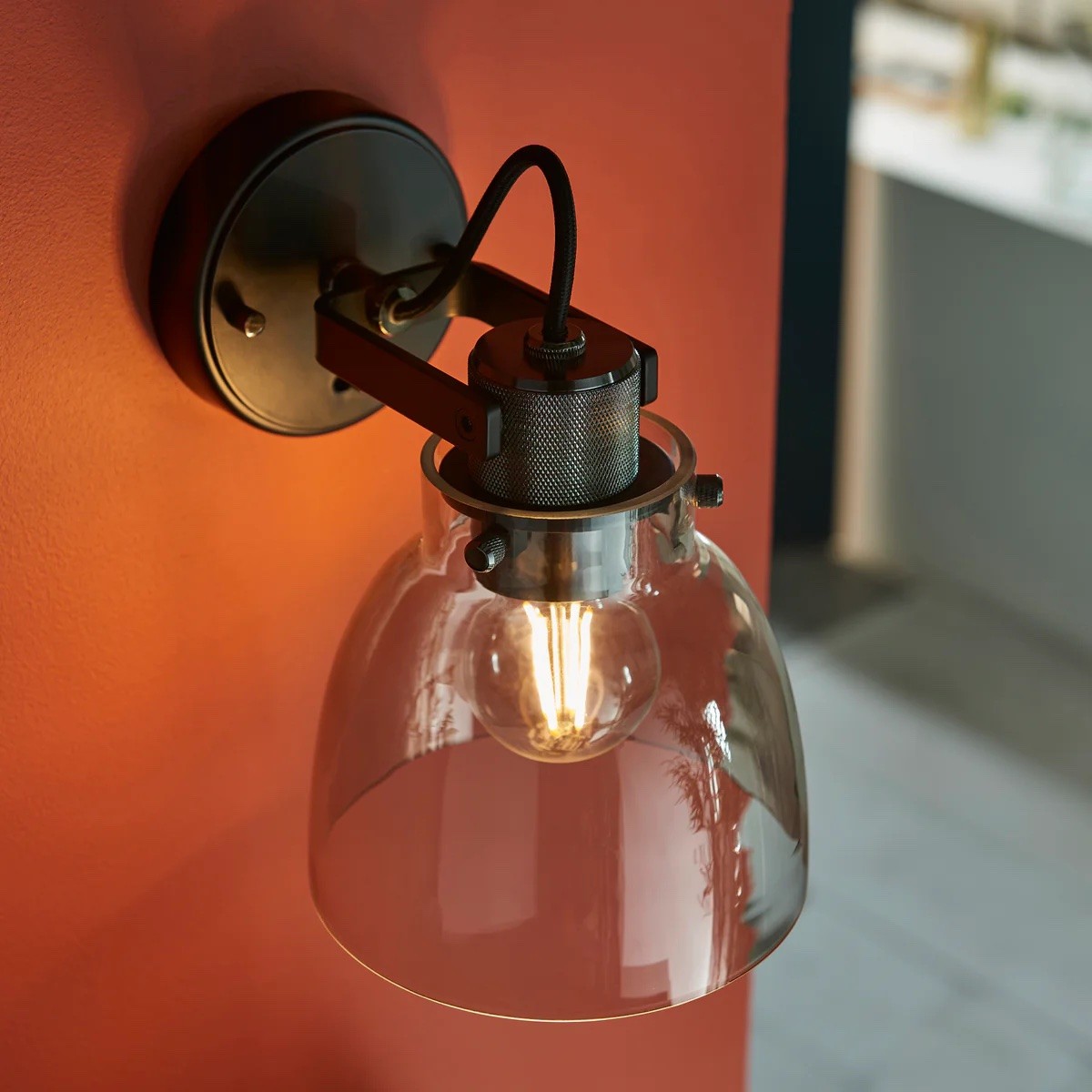 Readium Moderne Wandlamp met Glazen Kap - Verstelbare Kop voor Slaapkamers en Gang HL2067