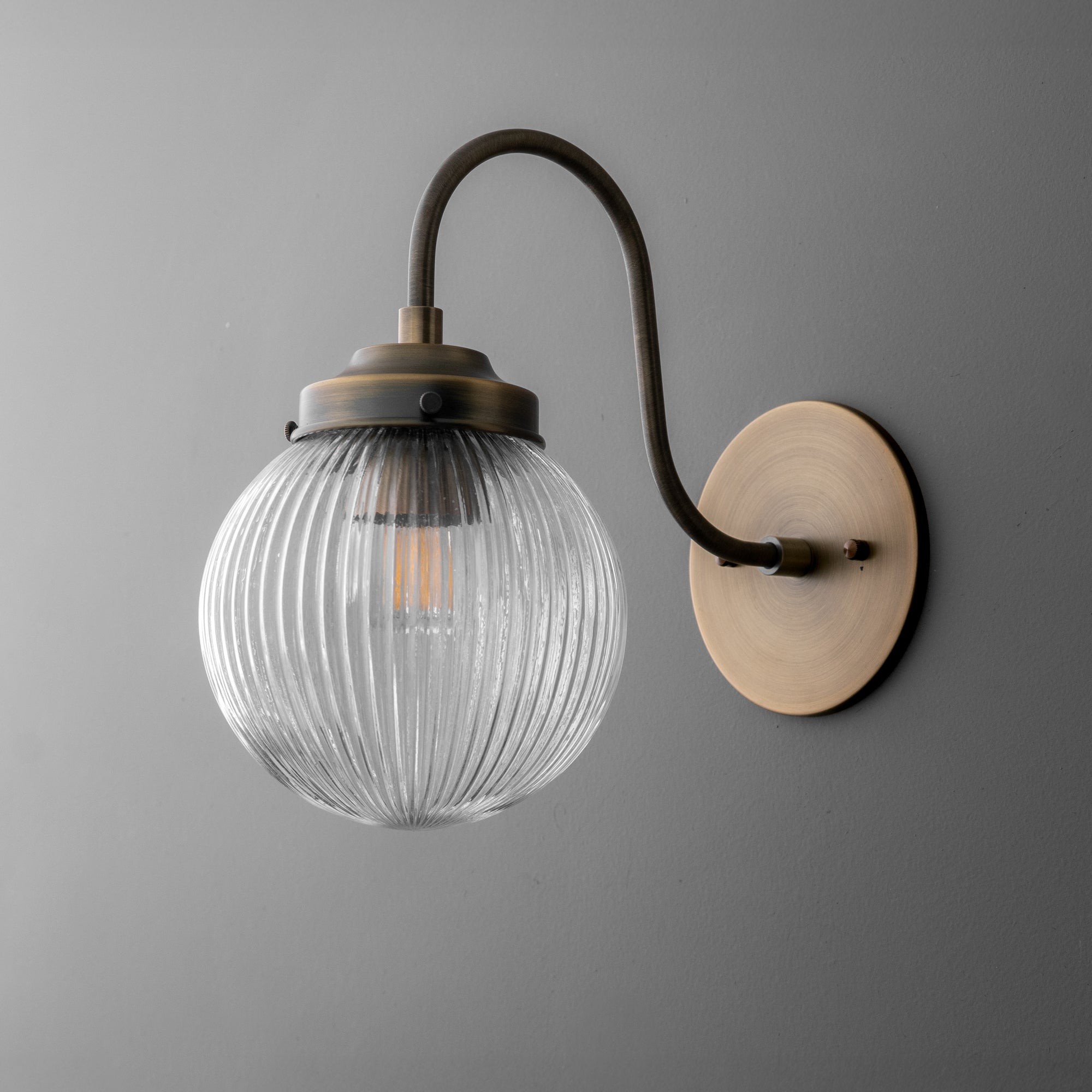 Glorica glazen wandlamp van verouderd messing - geribbelde glazen kap industriële stijl verlichting HL1772