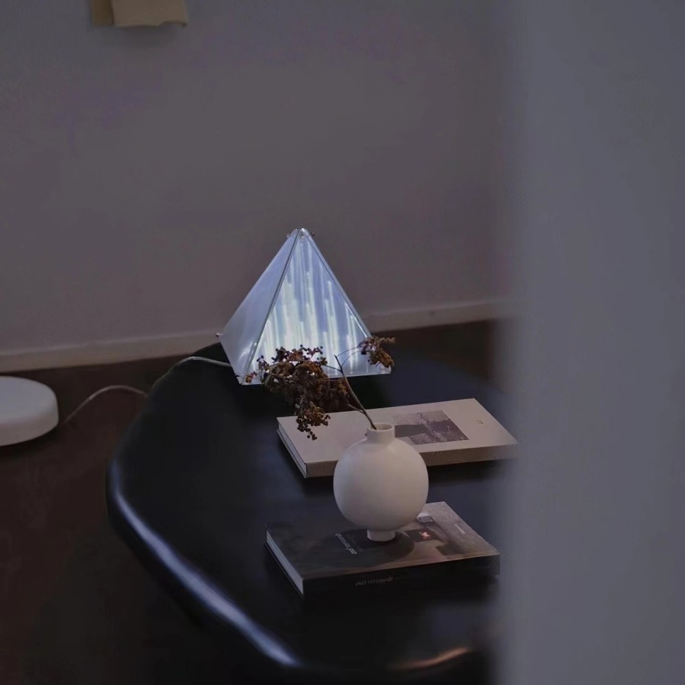 Getextureerde Glazen Piramide Tafellamp HL270