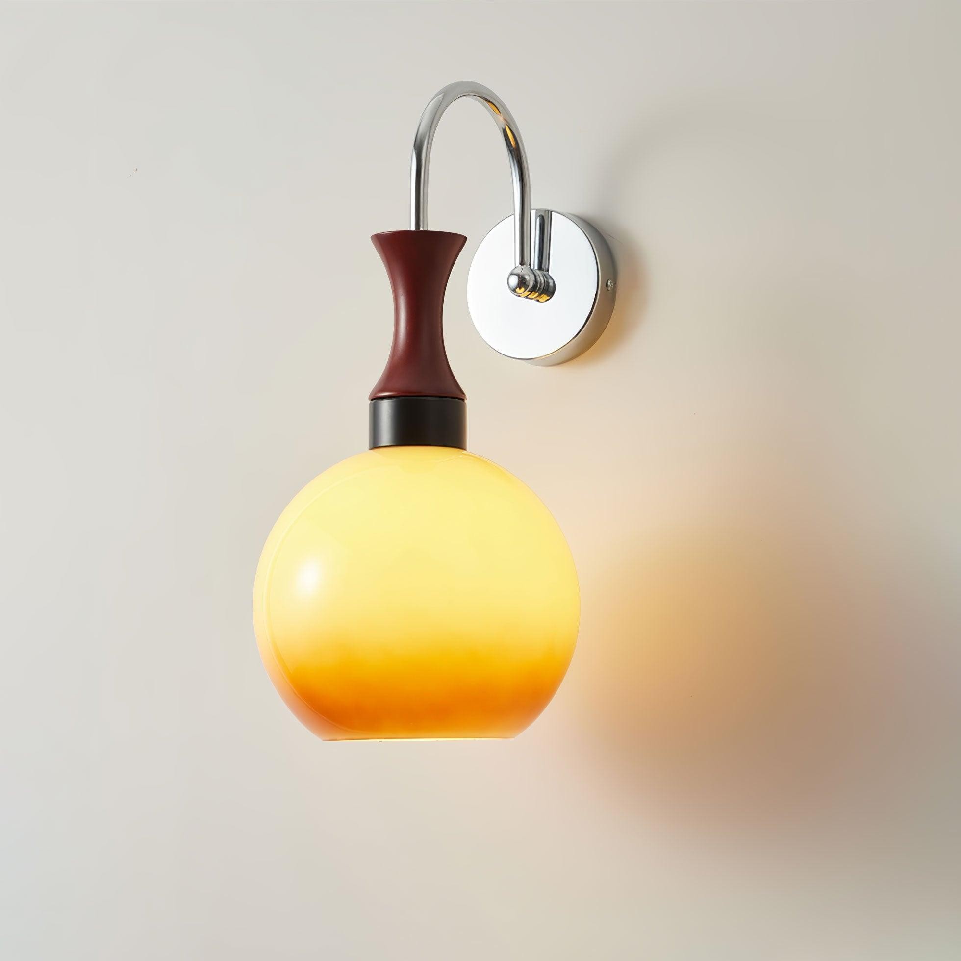 Bolvormige gele wandlamp HL649