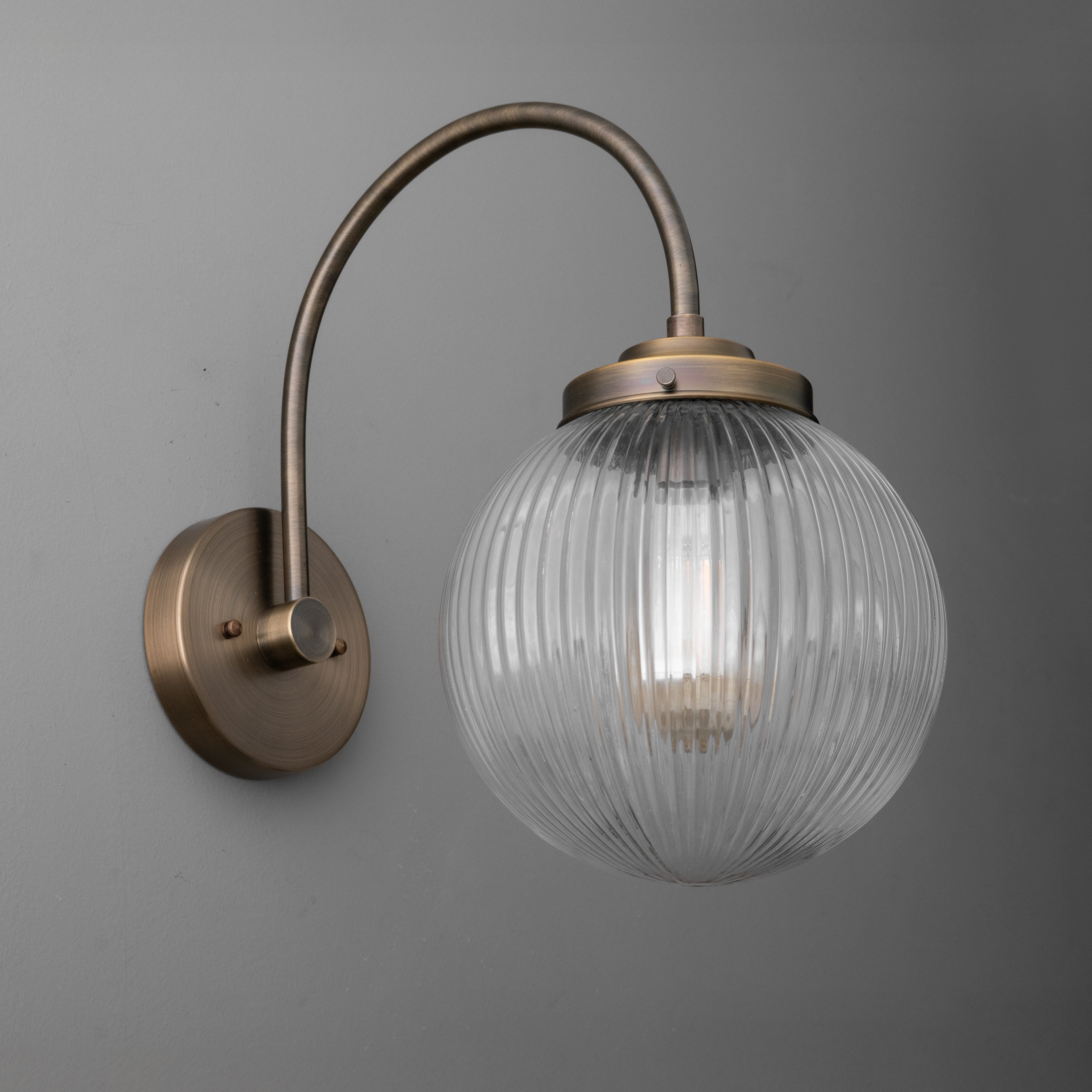 Glorica glazen wandlamp van verouderd messing - geribbelde glazen kap industriële stijl verlichting HL1772