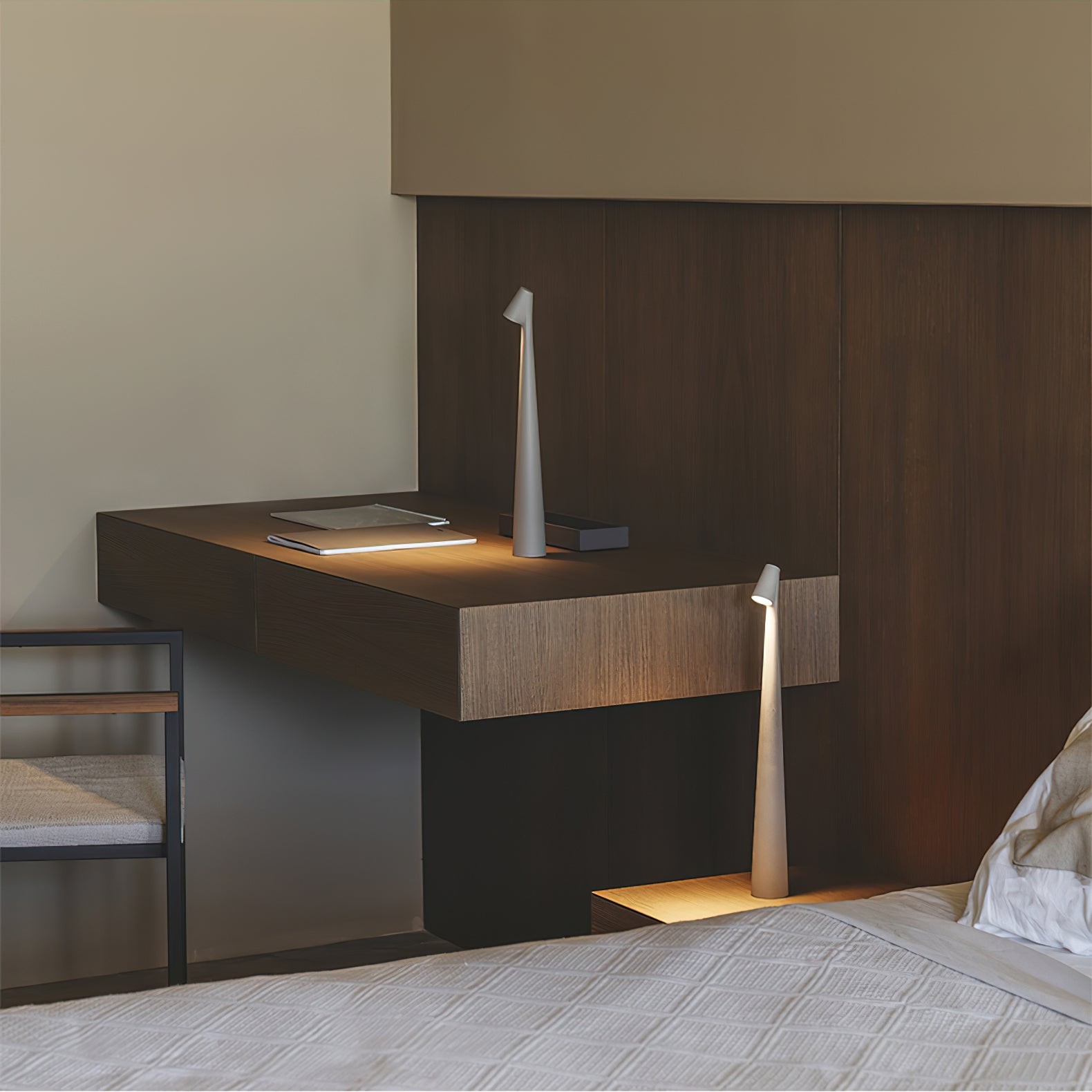 Creatieve hoge draagbare tafellamp HL343