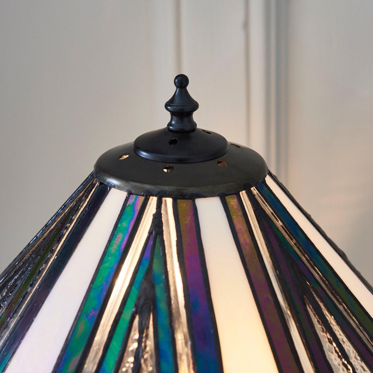 TF Astoria Art Deco tafellamp met glas-in-loodkap - Afgeschuinde en iriserende kap voor slaapkamer of woonkamer HL2048