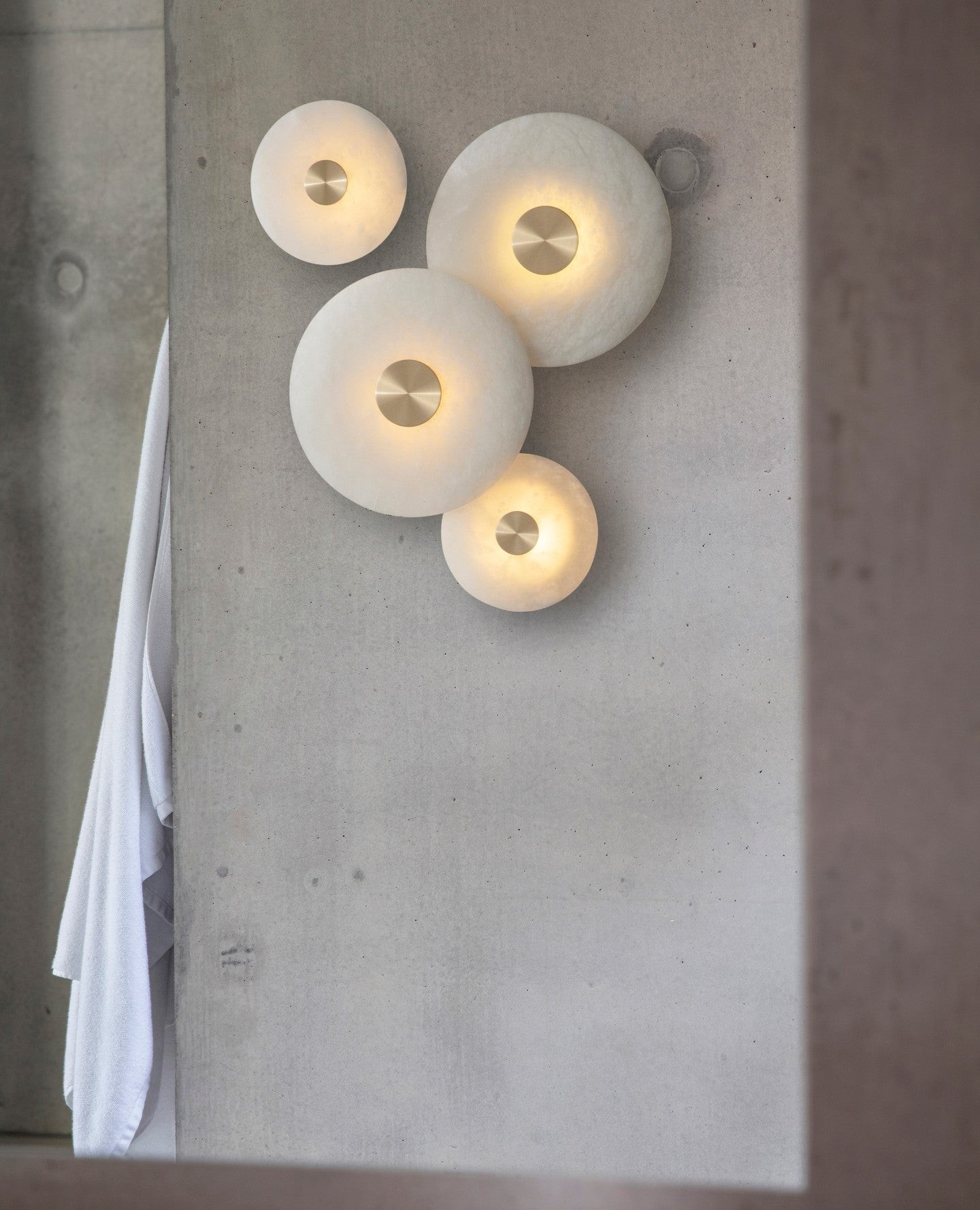 Schijfvormige albasten wandlamp HL464