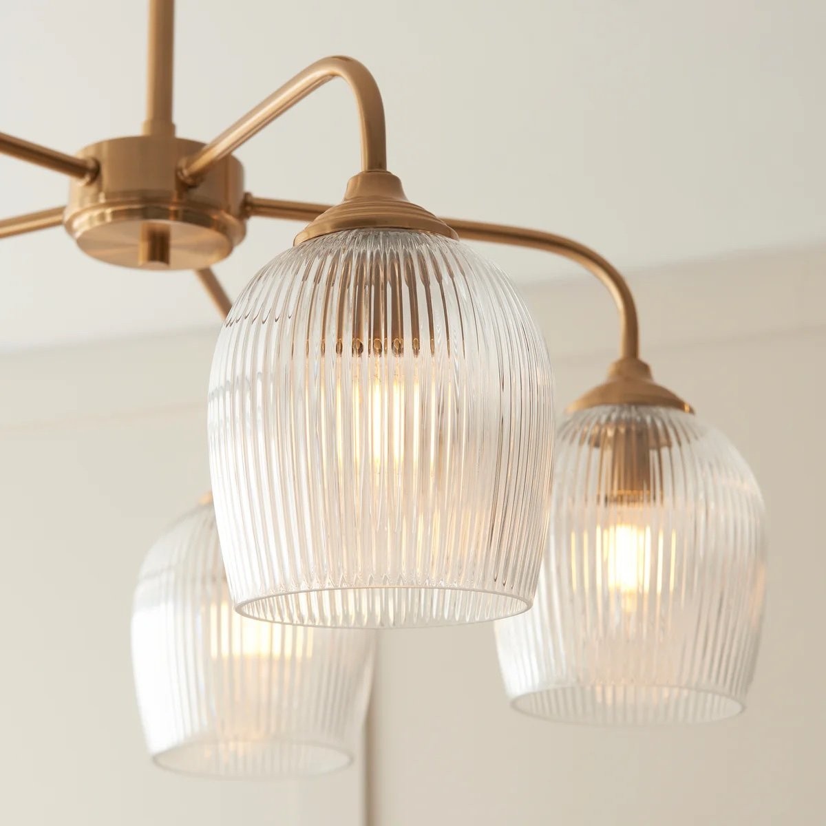 Brazara hanglamp met meerdere lichtpunten en glazen kap - gebogen metalen armen voor moderne woningen HL2079