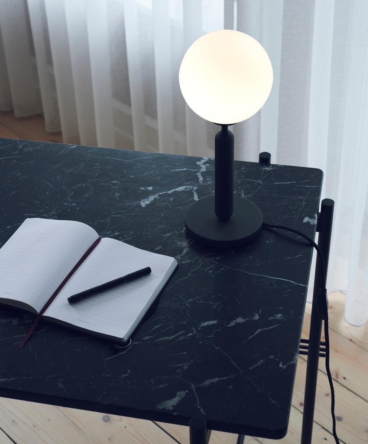 Sferische stijlvolle glazen inductie tafellamp HL711