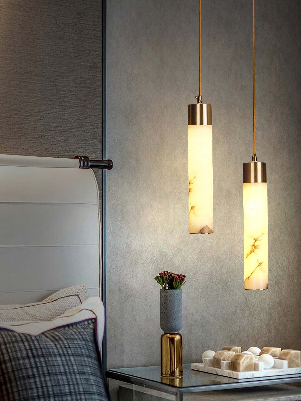 Hanglamp van natuurlijk getextureerd marmer en messing HL1060