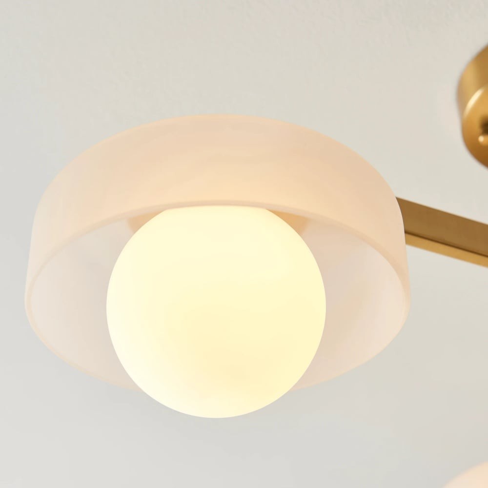 Hanglamp Zirvos met matglazen opalen bollen en geborsteld messing frame voor woon- en eetkamer HL2132