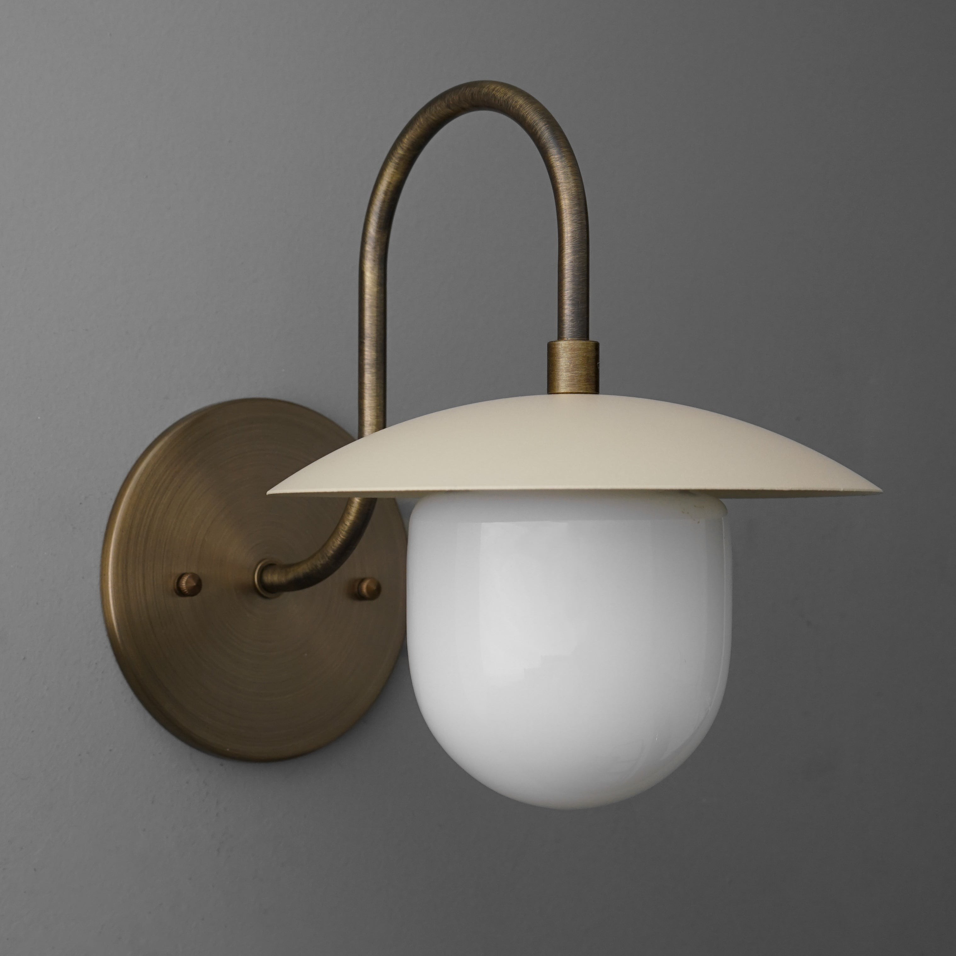 Curva metalen gebogen messing wandlamp - elegante metalen lamp voor moderne interieurs HL1773