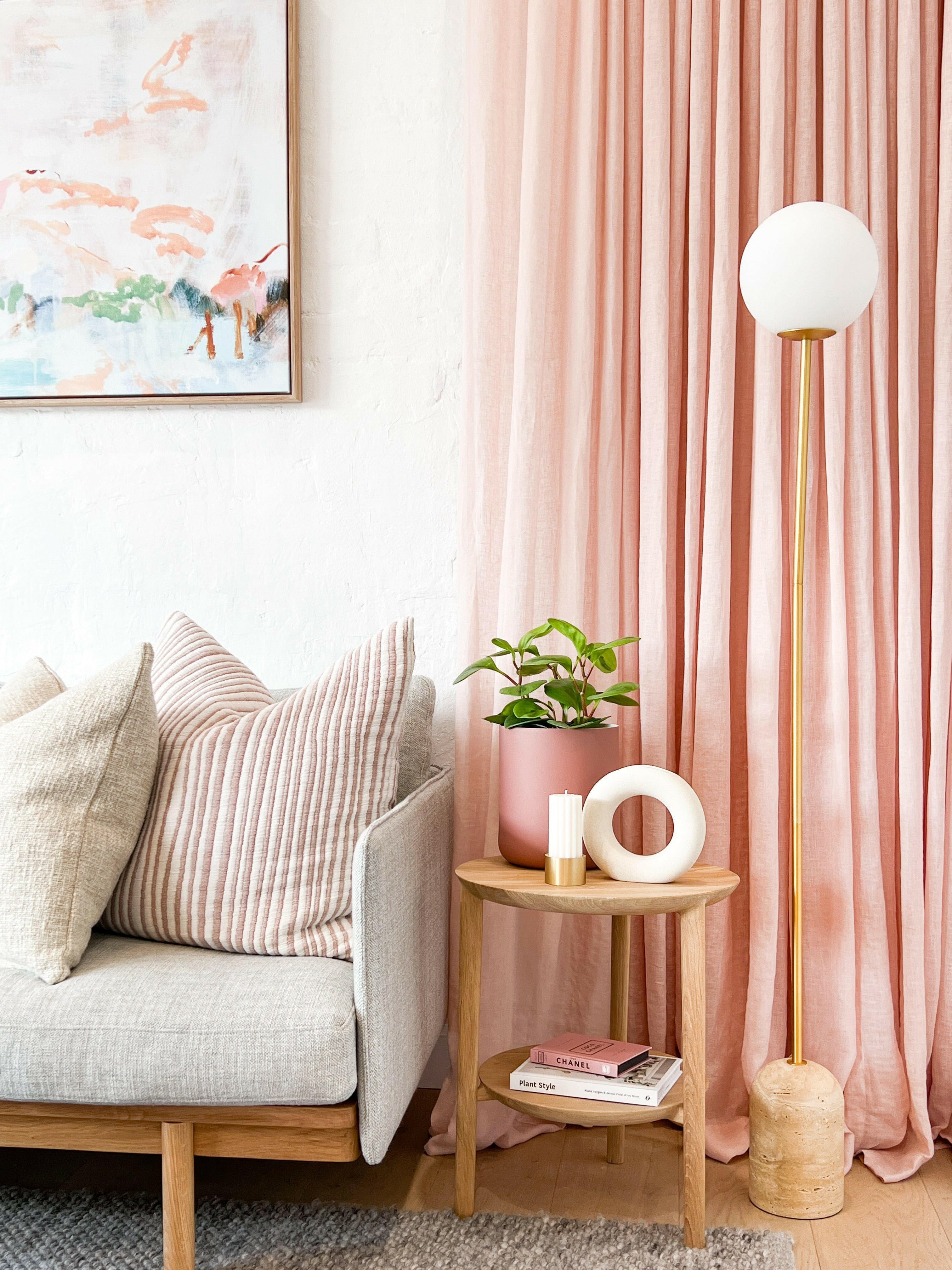 Moderne minimalistische vloerlamp met travertijn voet en glazen bol HL941