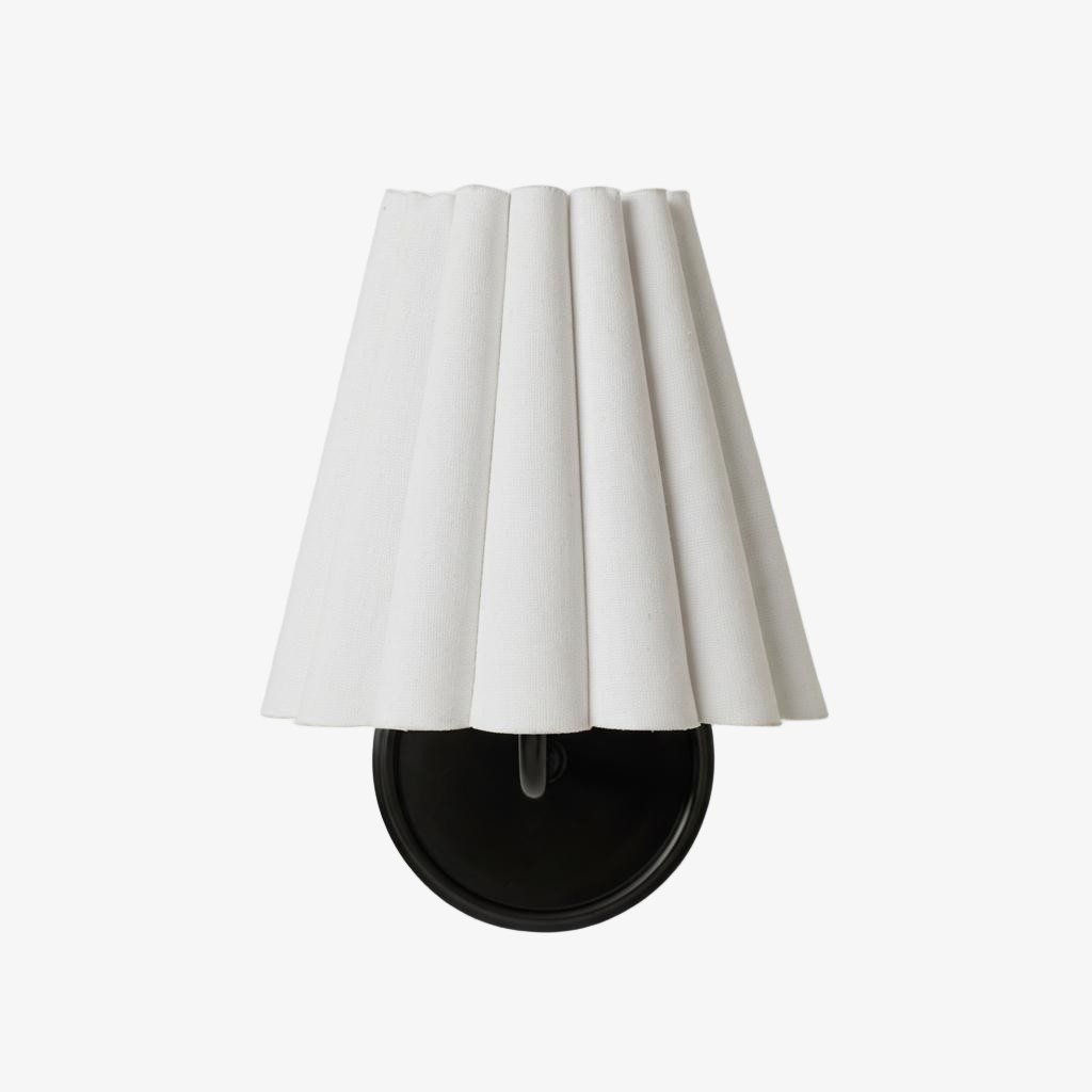 Ruffmeto stoffen wandlamp – met geplooide details op een sculpturaal metalen frame voor studeerkamer of hal HL2279