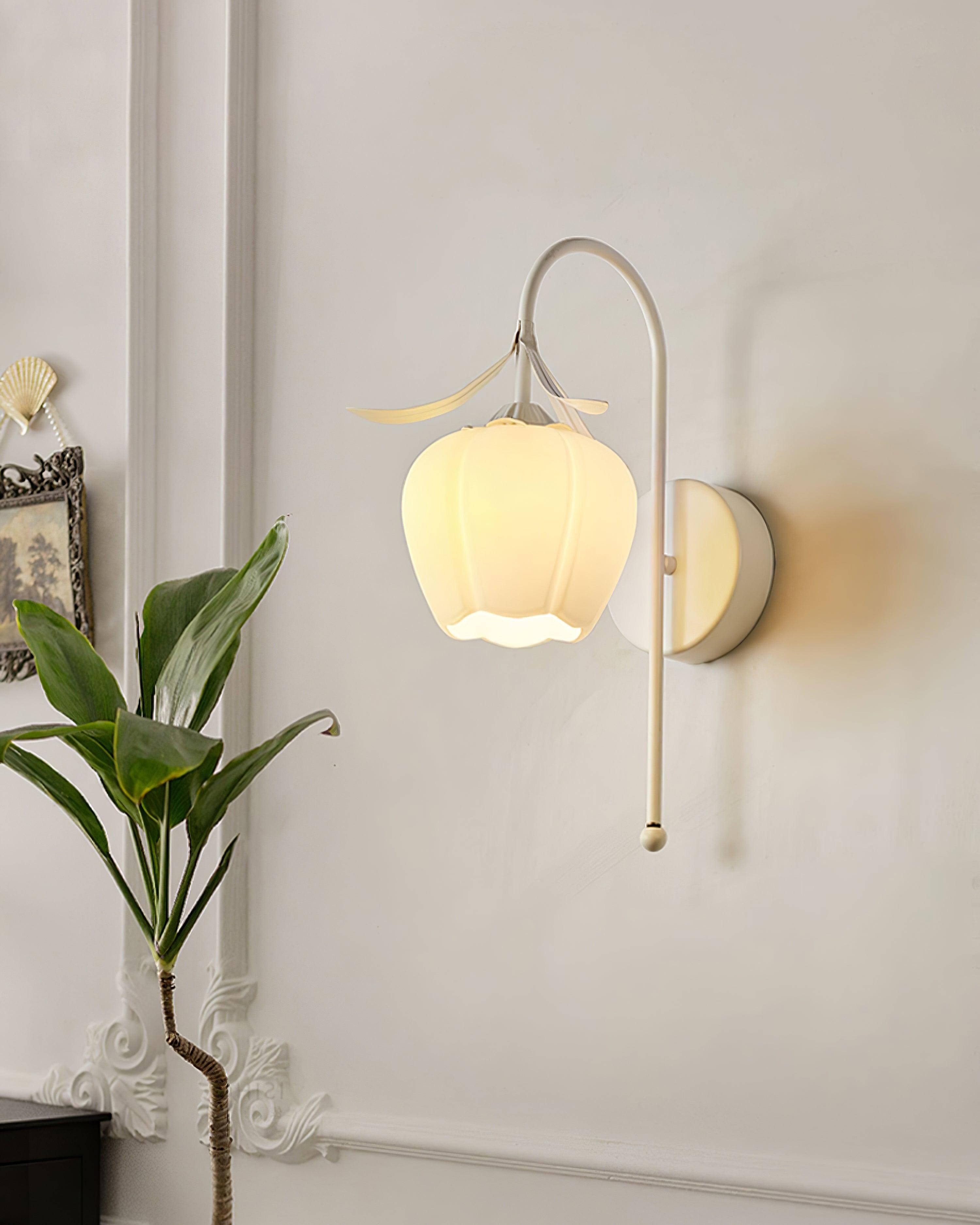 Franse crèmekleurige bloemenwandlamp HL582