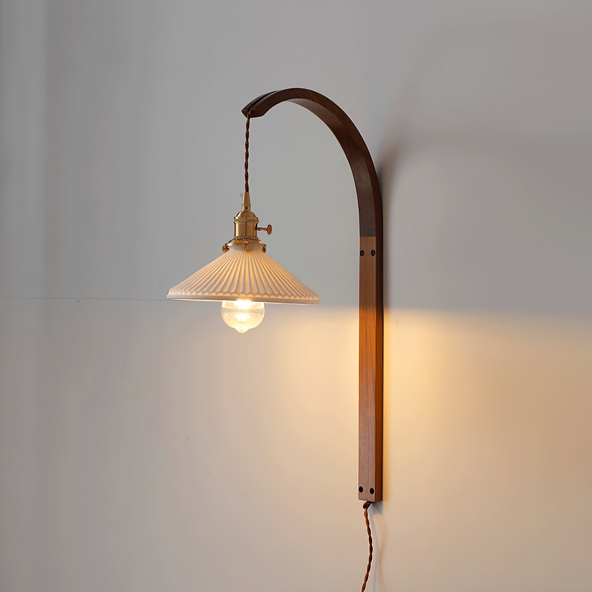 Gebogen walnootkleurige keramische wandlamp met stekker HL3051
