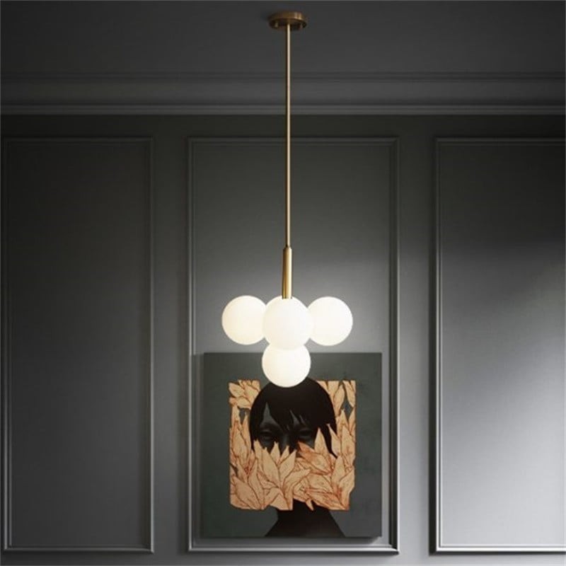 Moderne kroonluchter van opaalglas in messing afwerking woonkamer