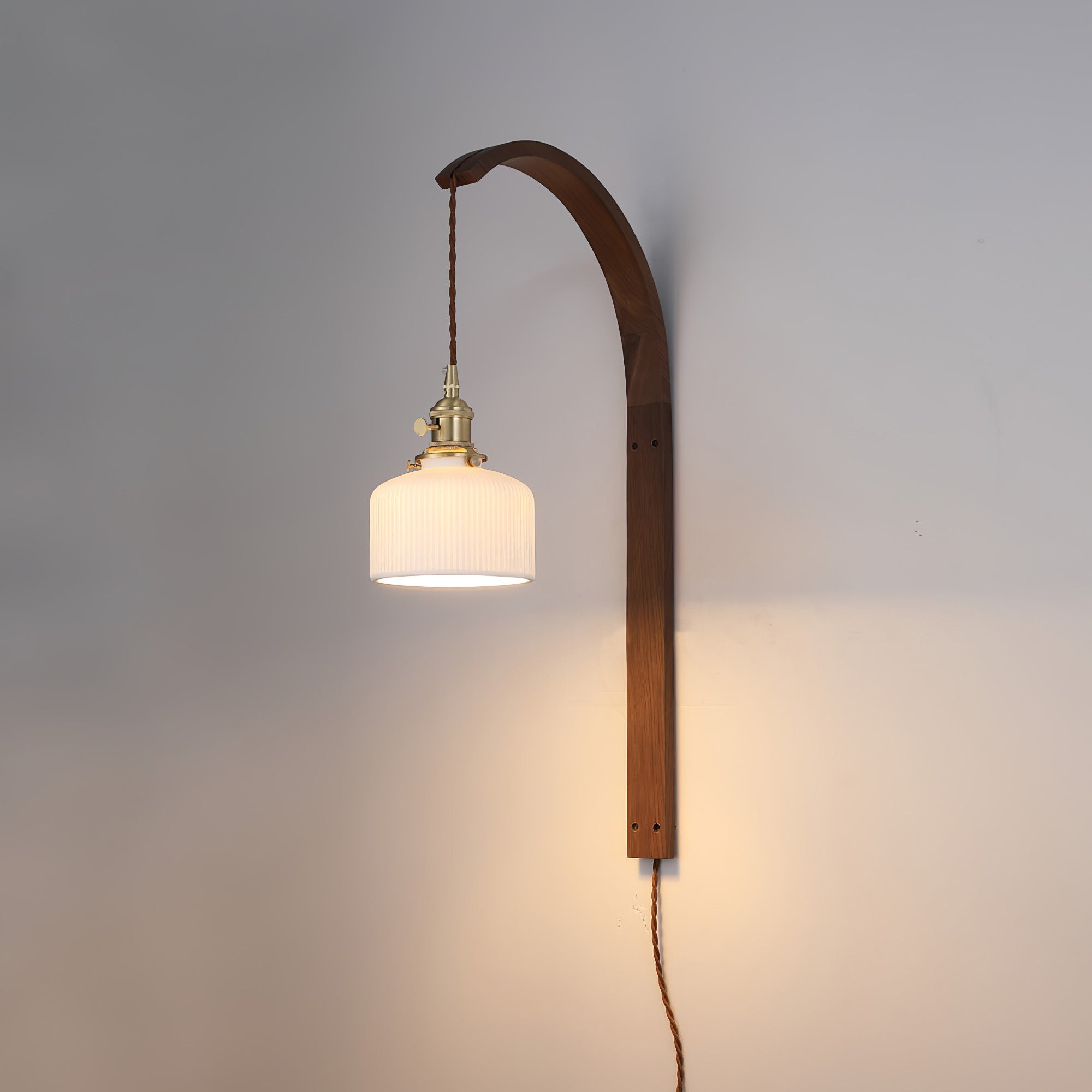 Gebogen walnootkleurige keramische wandlamp met stekker HL3051
