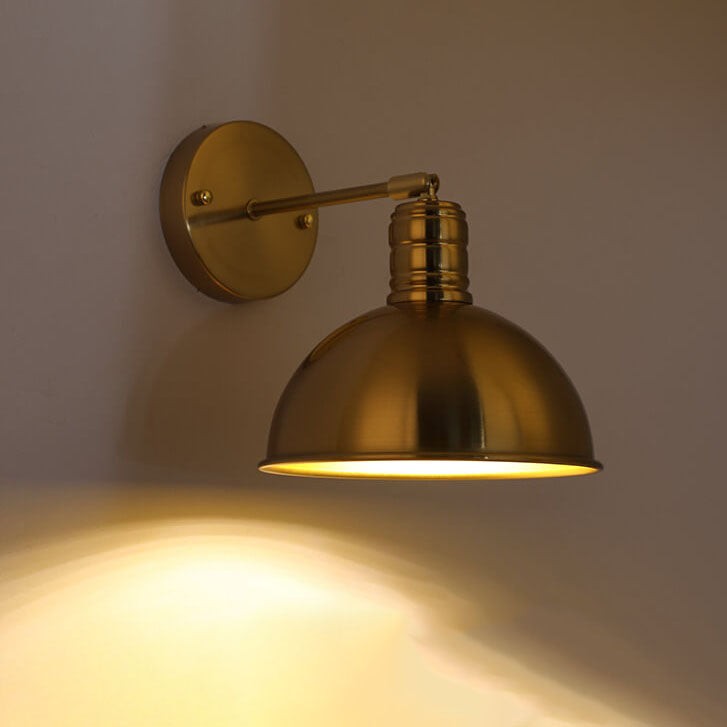 Moderne, eenvoudige, kegelvormige wandlamp met één lichtpunt van geplateerd messing, HL1412