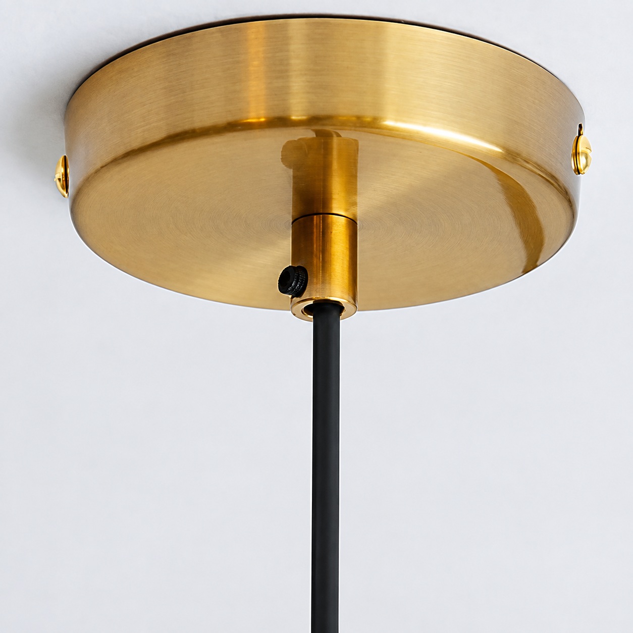 HL190 brass ceiling canopy and black cable detail