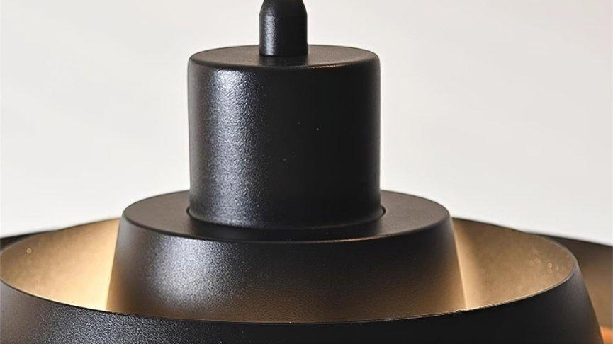 01 · METALLFÄSTE — En noggrann övre infästning.