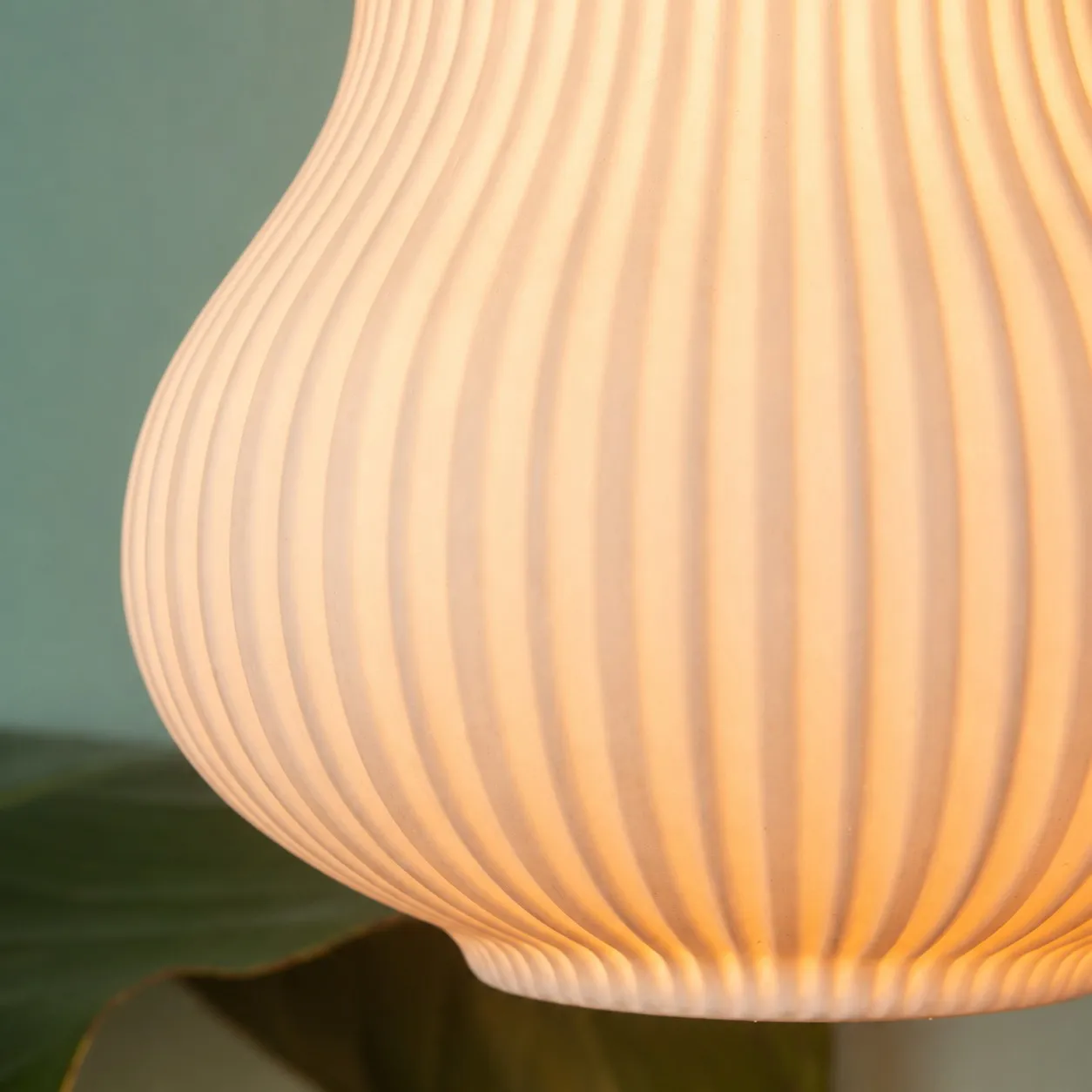 Ribbed ceramic shade detail