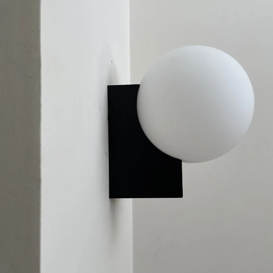 Minimalistische bolvormige wandlamp HL558