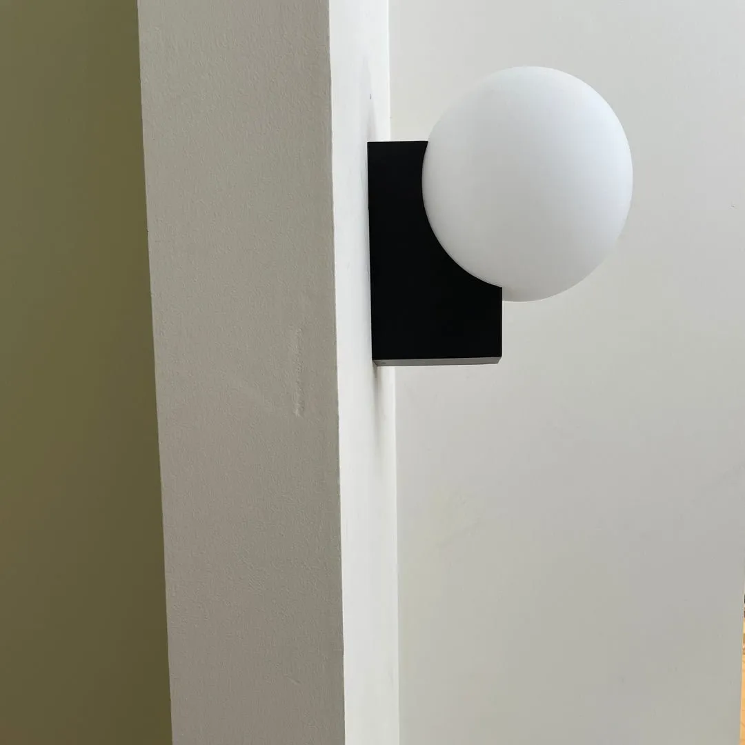 Minimalistische bolvormige wandlamp HL558