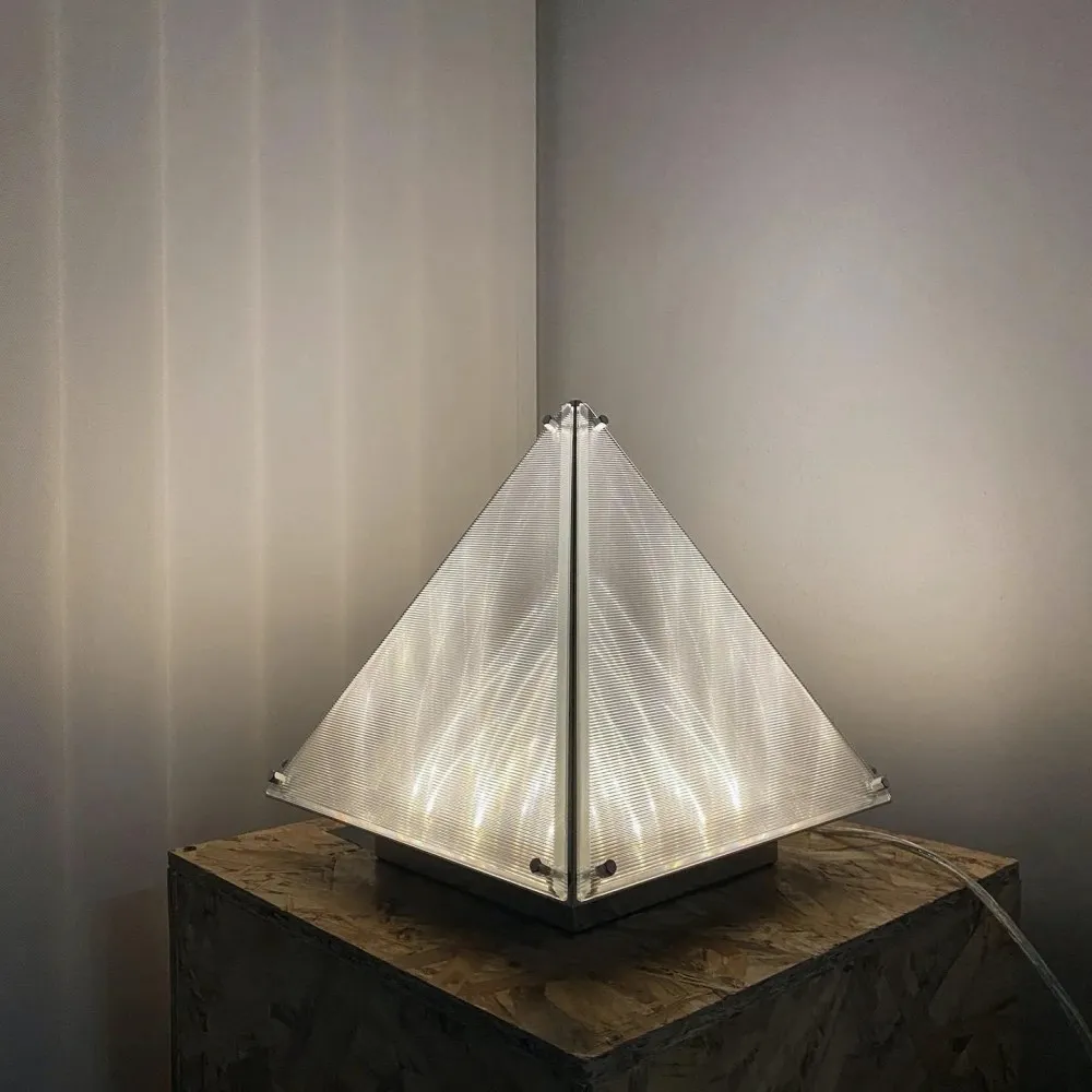 Getextureerde Glazen Piramide Tafellamp HL270