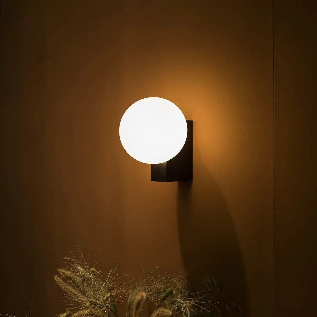 Minimalistische bolvormige wandlamp HL558