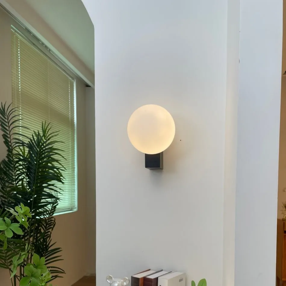 Minimalistische bolvormige wandlamp HL558