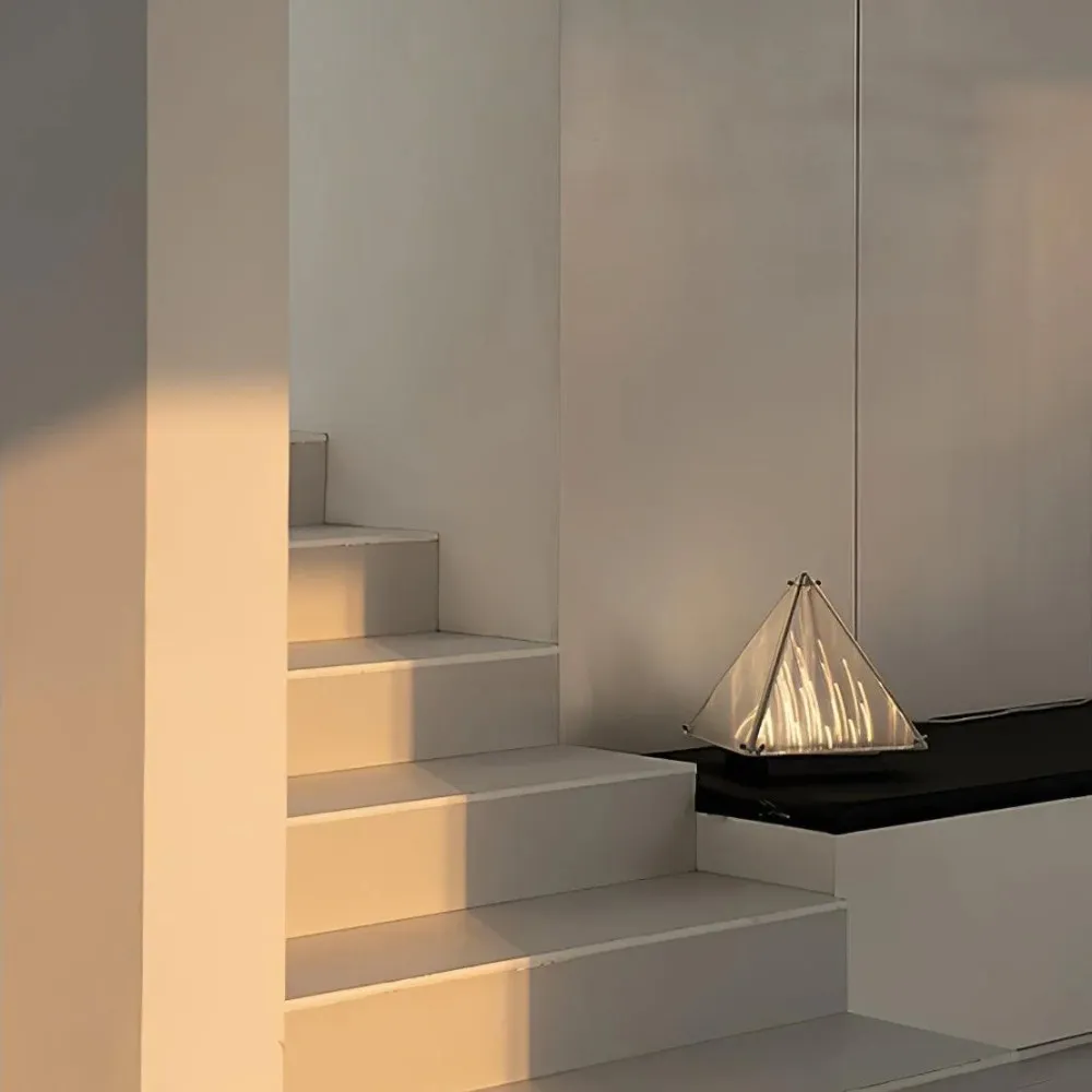 Getextureerde Glazen Piramide Tafellamp HL270