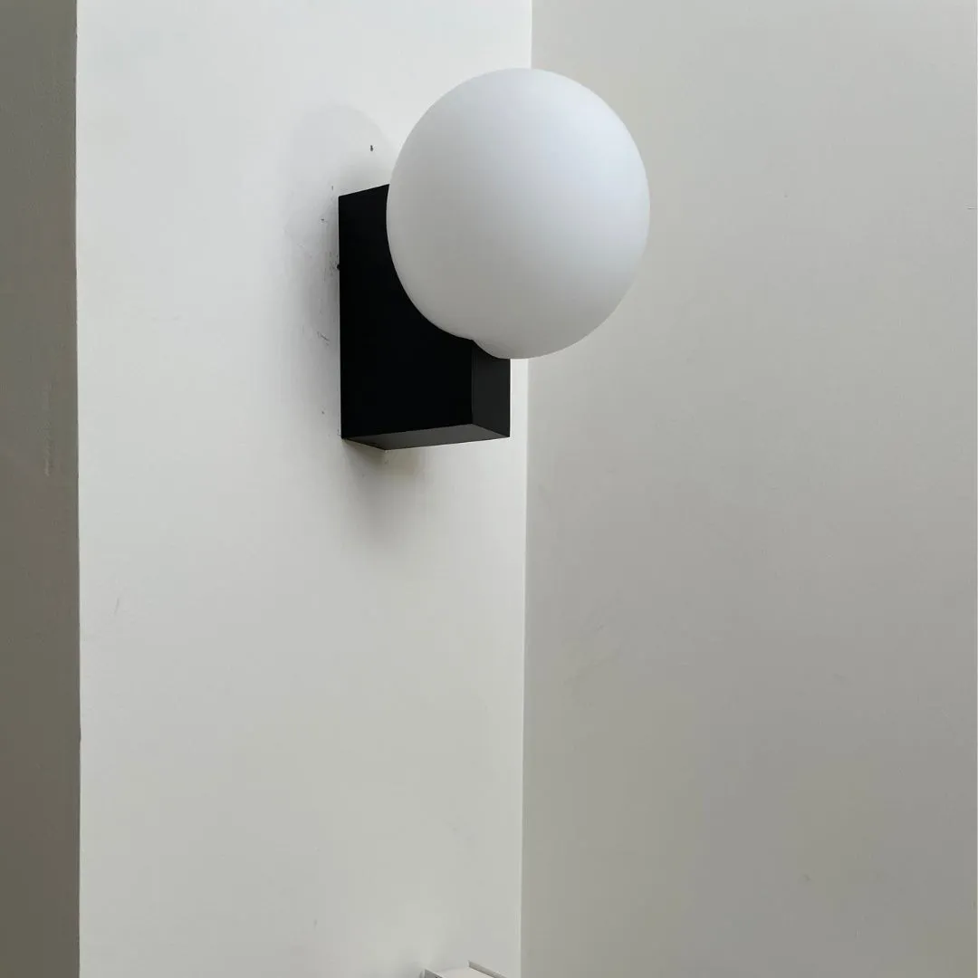 Minimalistische bolvormige wandlamp HL558