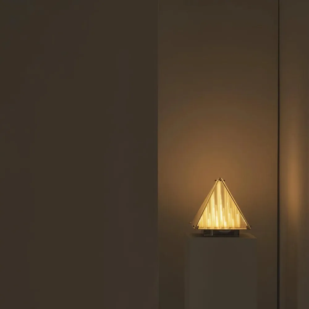 Getextureerde Glazen Piramide Tafellamp HL270