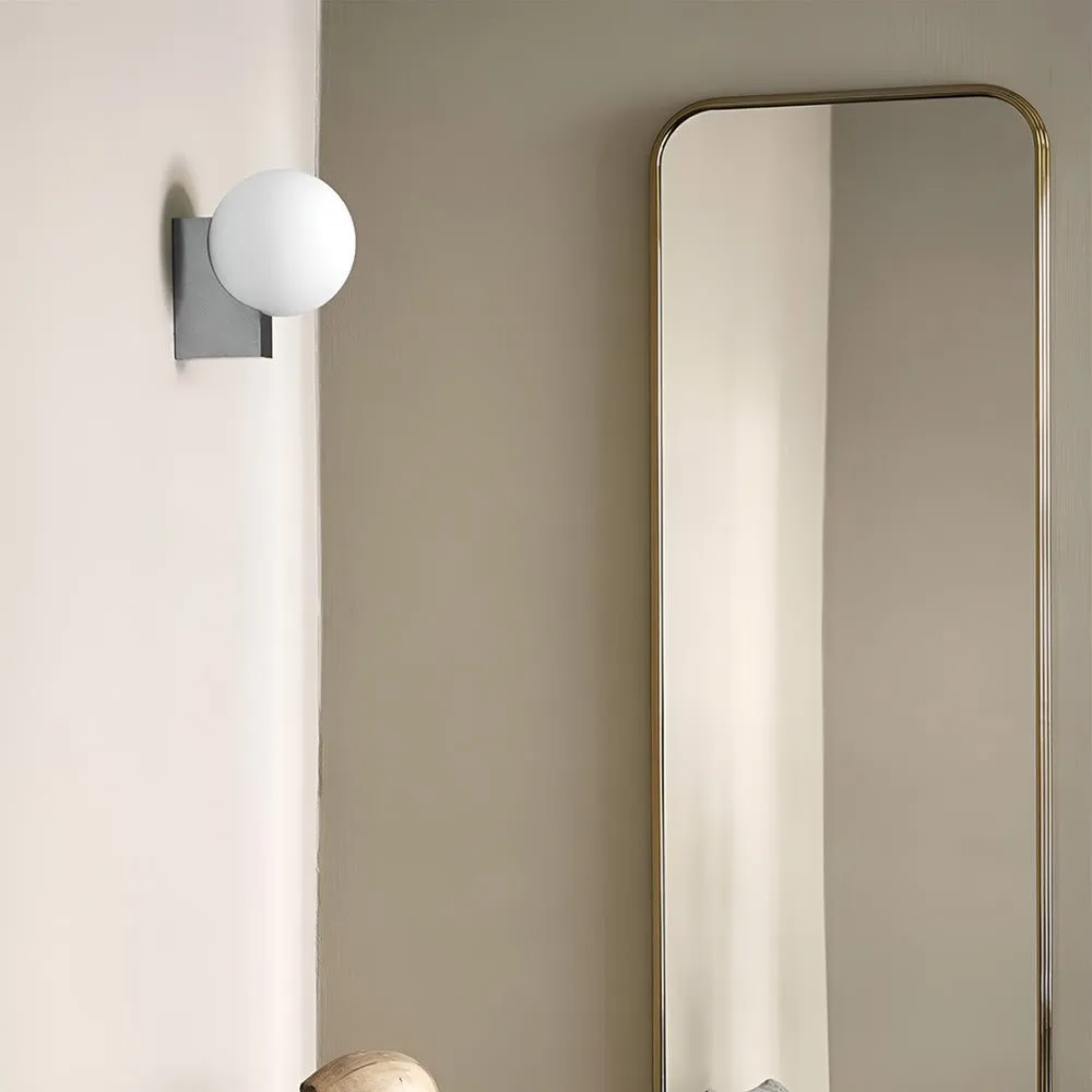 Minimalistische bolvormige wandlamp HL558