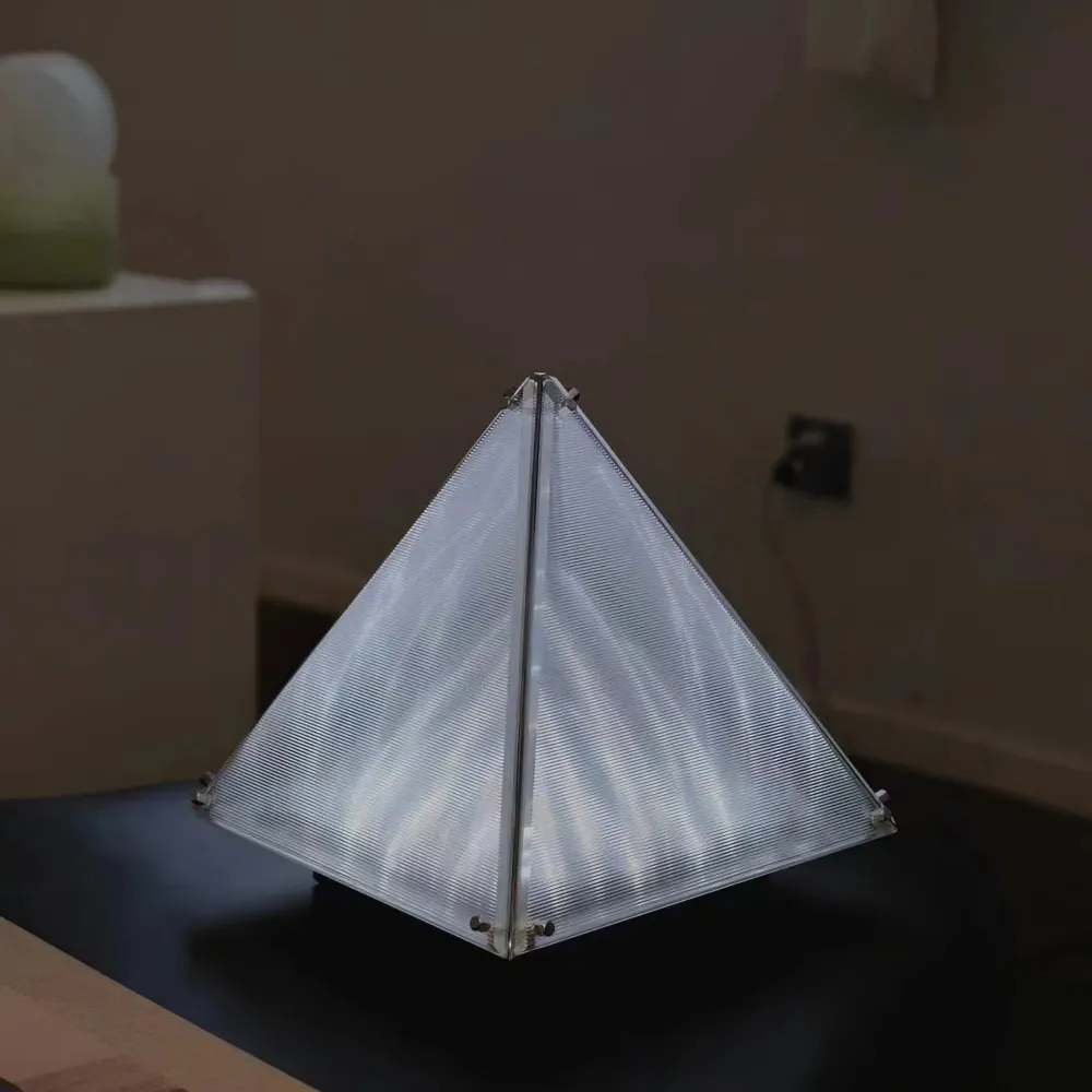 Getextureerde Glazen Piramide Tafellamp HL270