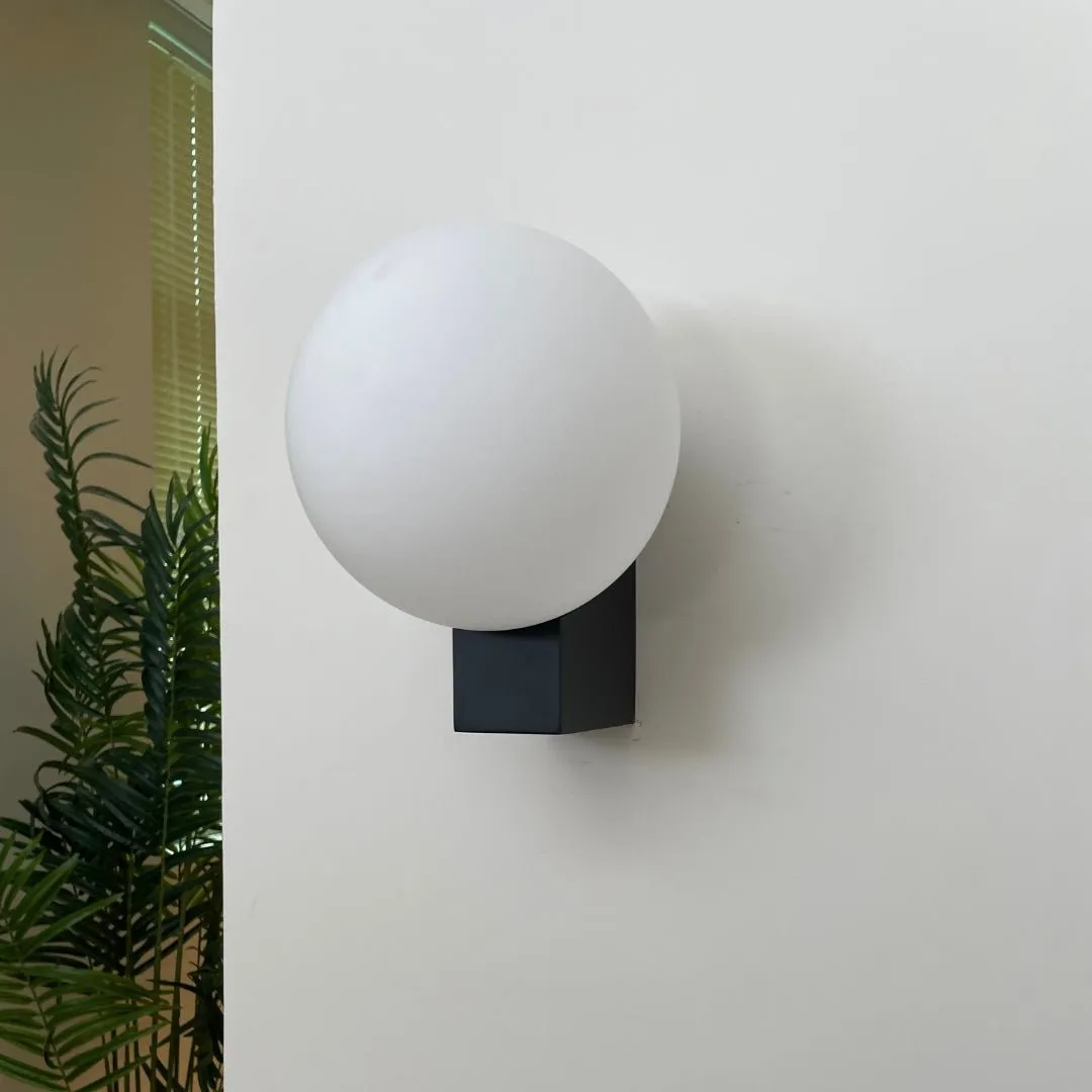 Minimalistische bolvormige wandlamp HL558