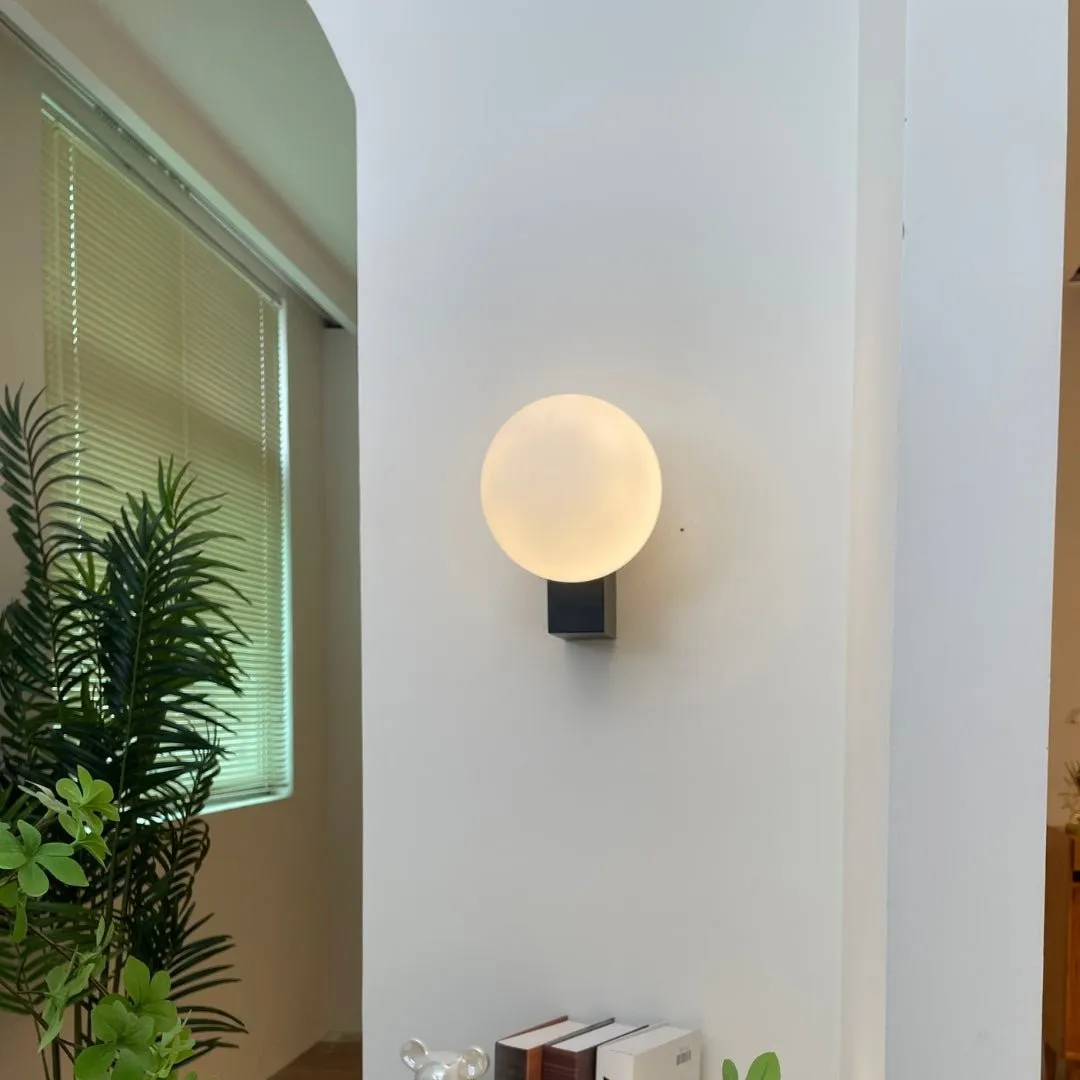 Minimalistische bolvormige wandlamp HL558