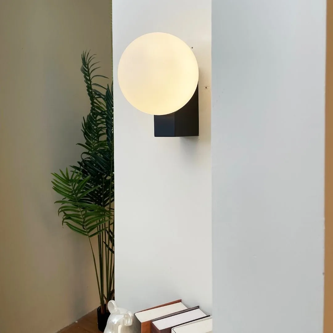 Minimalistische bolvormige wandlamp HL558
