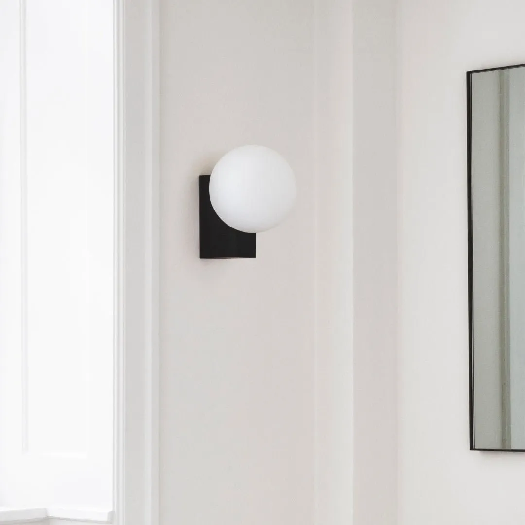 Minimalistische bolvormige wandlamp HL558