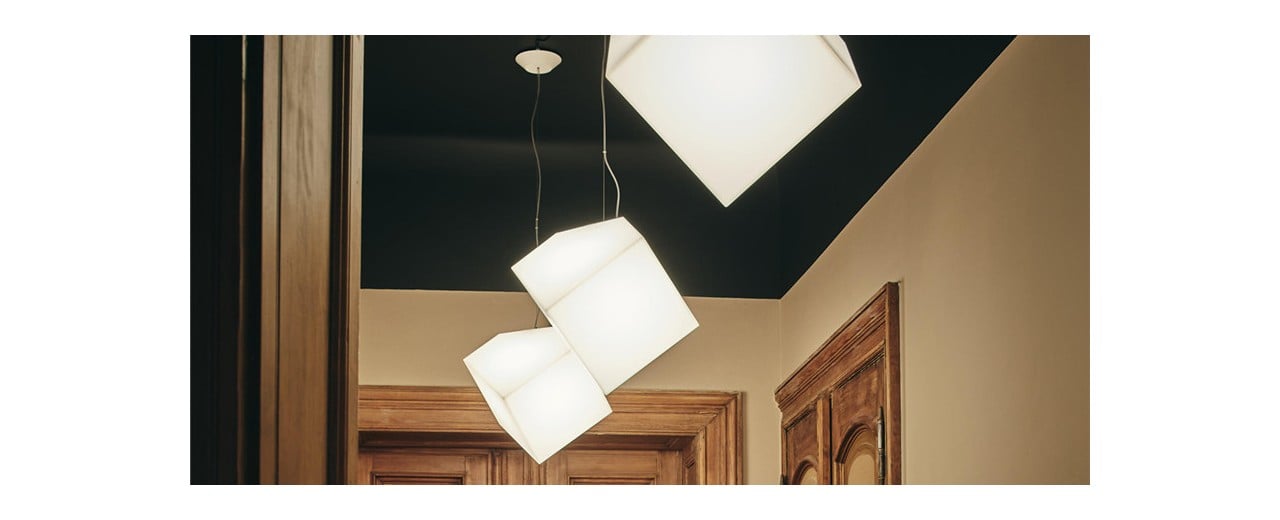 Edge lampa av Alessandro Mendini för Artemide